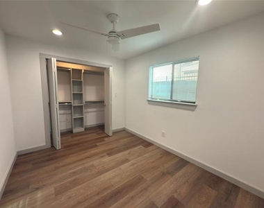 4526 Munger Avenue - Photo Thumbnail 9