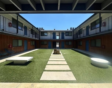 4526 Munger Avenue - Photo Thumbnail 3
