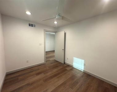 4526 Munger Avenue - Photo Thumbnail 11