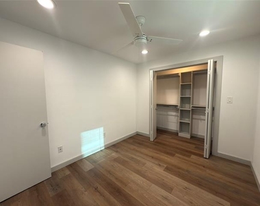4526 Munger Avenue - Photo Thumbnail 10