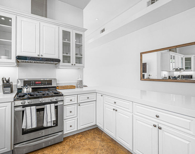 715 N Kilkea Drive - Photo Thumbnail 9