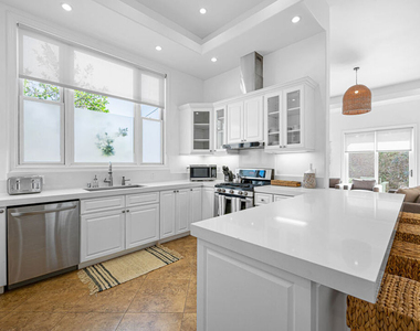 715 N Kilkea Drive - Photo Thumbnail 7