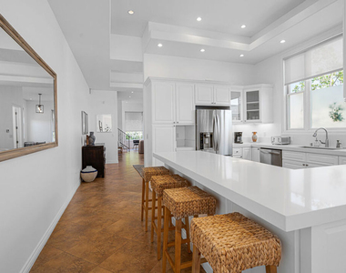 715 N Kilkea Drive - Photo Thumbnail 8