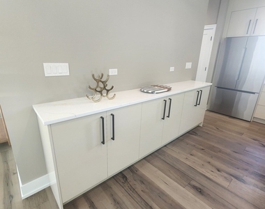 154 Oak Street - Photo Thumbnail 4