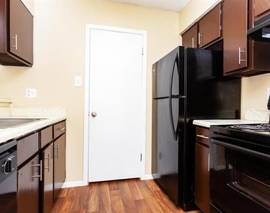 1900 Estrada Parkway - Photo Thumbnail 4