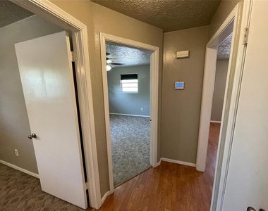 804 Nw 21st Street - Photo Thumbnail 5