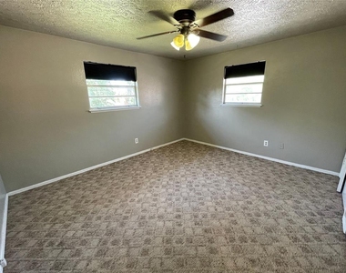 804 Nw 21st Street - Photo Thumbnail 2