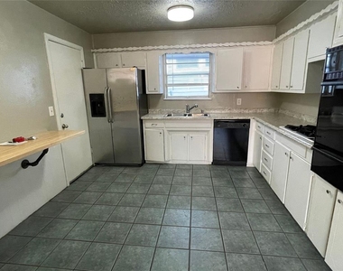 804 Nw 21st Street - Photo Thumbnail 3