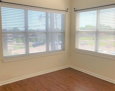 910 Nw 13th Streets - Photo Thumbnail 3