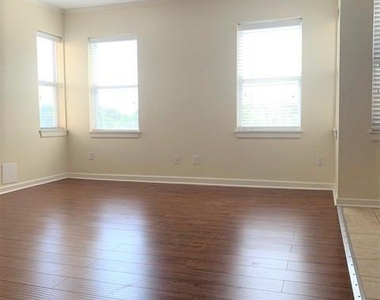910 Nw 13th Streets - Photo Thumbnail 1