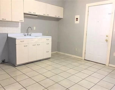 1102 Nw 27th Street - Photo Thumbnail 3