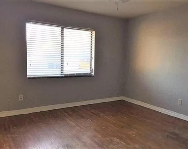 1102 Nw 27th Street - Photo Thumbnail 2
