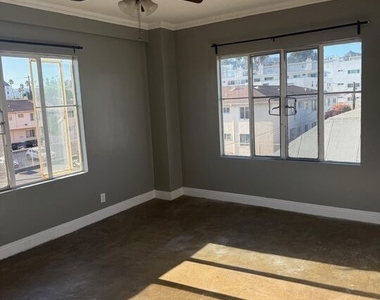 5217 Hollywood Boulevard - Photo Thumbnail 12