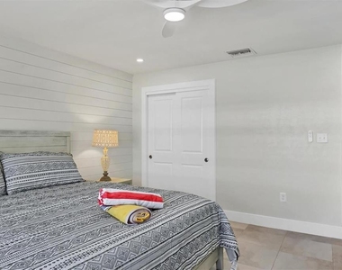5830 Midnight Pass Road - Photo Thumbnail 12