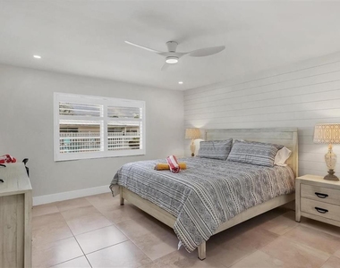 5830 Midnight Pass Road - Photo Thumbnail 10