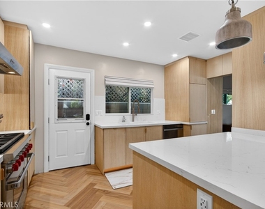 225 Iris Avenue - Photo Thumbnail 11
