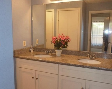 7900 N Stadium Drive - Photo Thumbnail 3