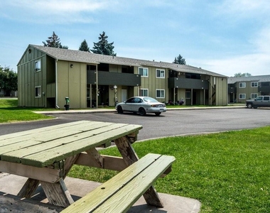 319 Sw G St - Photo Thumbnail 2