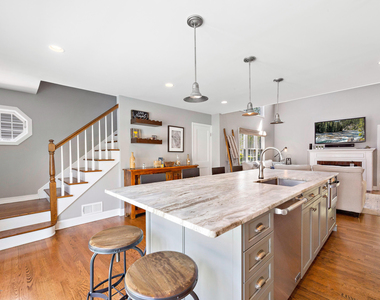 344 Euclid Avenue - Photo Thumbnail 4