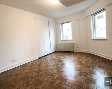 East 71st Street - Photo Thumbnail 4