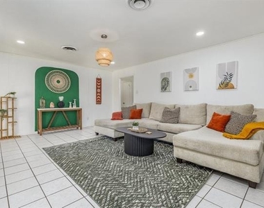 2404 Crestview Circle - Photo Thumbnail 9