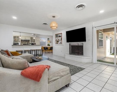 2404 Crestview Circle - Photo Thumbnail 7