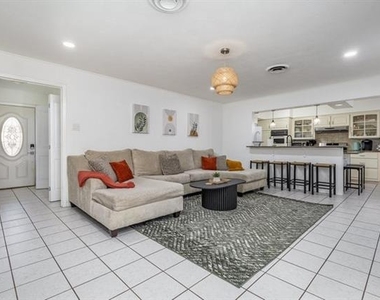 2404 Crestview Circle - Photo Thumbnail 6