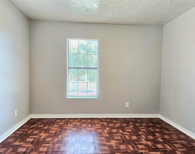 5008 Avenue S - Photo Thumbnail 2