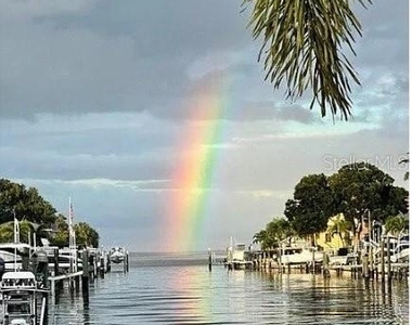 2001 Hawaii Avenue Ne - Photo Thumbnail 2
