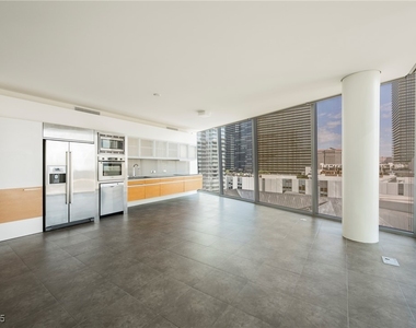 3726 Las Vegas Boulevard - Photo Thumbnail 2