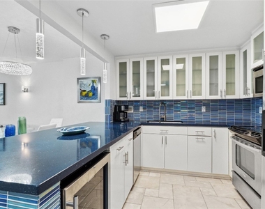 2301 Collins Avenue - Photo Thumbnail 5