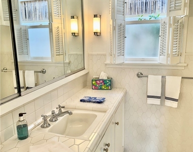 1009 N Bay Front - Photo Thumbnail 18
