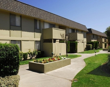 7007 Inglewood Ave - Photo Thumbnail 5