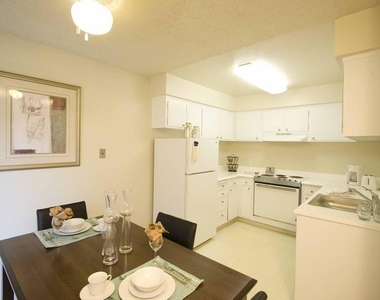 7007 Inglewood Ave - Photo Thumbnail 2