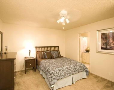 7007 Inglewood Ave - Photo Thumbnail 3
