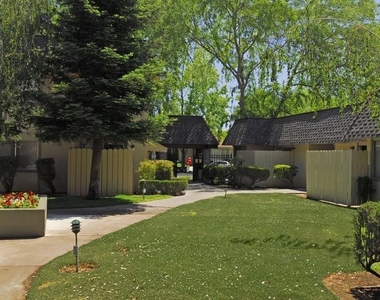 7007 Inglewood Ave - Photo Thumbnail 1