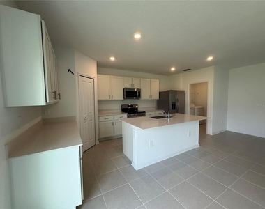 2528 Absolute Avenue - Photo Thumbnail 3