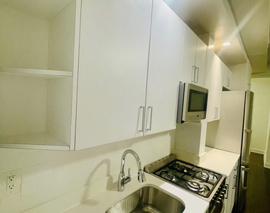 140 East 46th Street - Photo Thumbnail 4