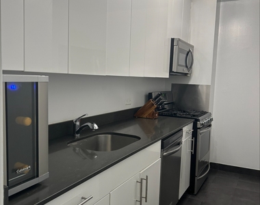 201 East 69th Street - Photo Thumbnail 3