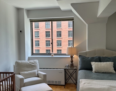 201 East 69th Street - Photo Thumbnail 2