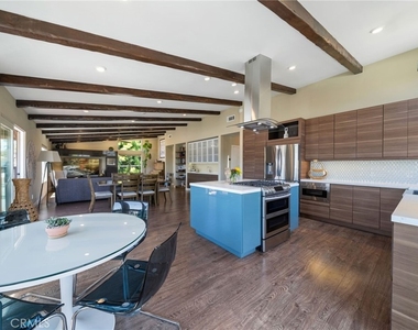 215 Monterey Drive - Photo Thumbnail 8