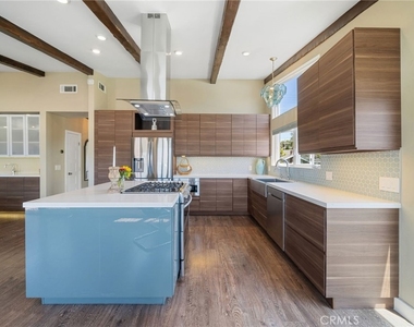 215 Monterey Drive - Photo Thumbnail 7