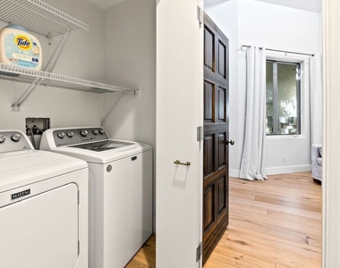 1615 Marmont Avenue - Photo Thumbnail 14