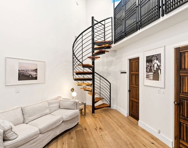 1615 Marmont Avenue - Photo Thumbnail 15