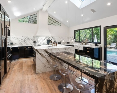 1615 Marmont Avenue - Photo Thumbnail 5