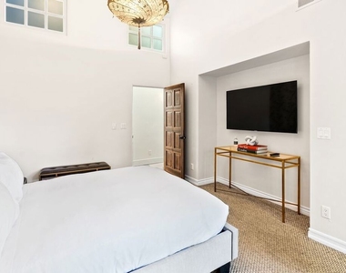 1615 Marmont Avenue - Photo Thumbnail 12