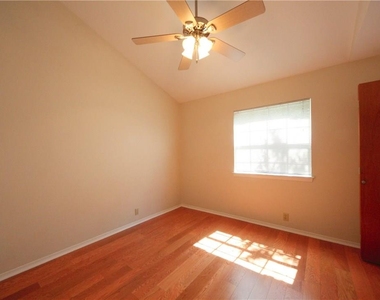 1903 E 20th St - Photo Thumbnail 6
