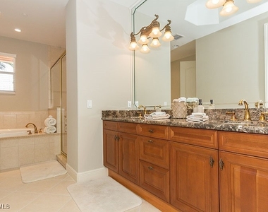 538 Avellino Isles Circle - Photo Thumbnail 14