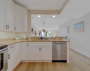 16700 Gulf Boulevard - Photo Thumbnail 9