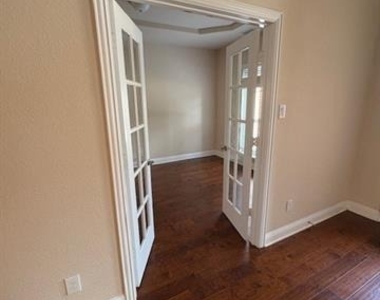 1221 Hoyt Drive - Photo Thumbnail 3